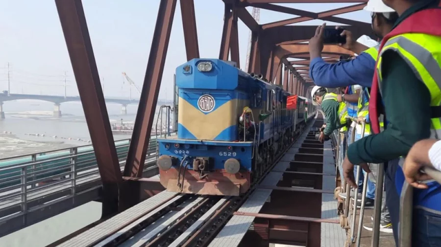 যমুনা রেলসেতুতে চলল যাত্রীবাহী ট্রেন